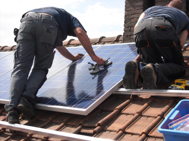 Zonnepanelen kopen is een investering die direct geld oplevert